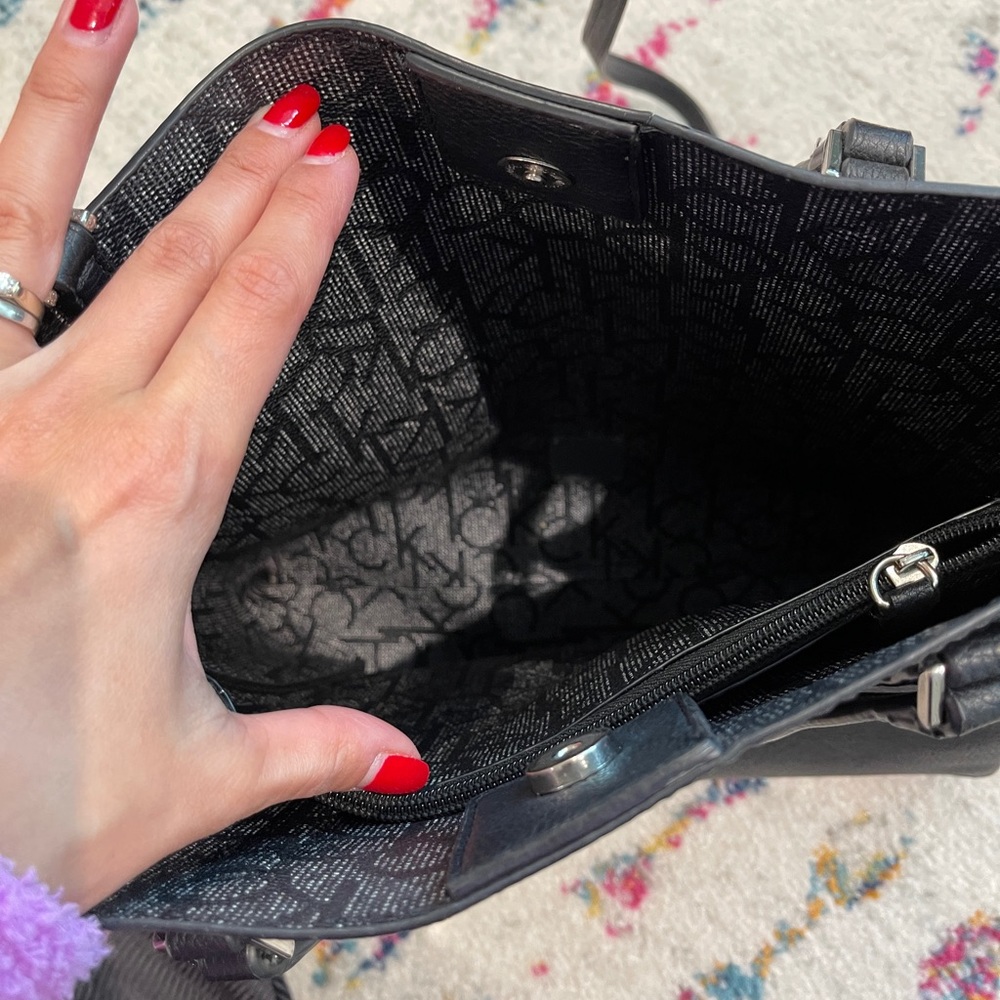 Calvin Klein Large hand/crossbody bag. - Picture 5 of 5